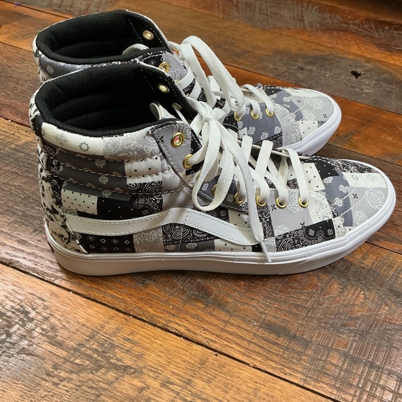Vans Sk8-Hi Patchwork Bandana Skull High-Top Sneakers (Men’s 10.5 / Women’s  12) - Picture 5 of 11